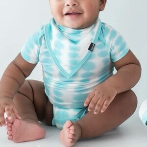 Kyte Baby short sleeve bodysuit in Robin Rip Tide, 0-3 months size